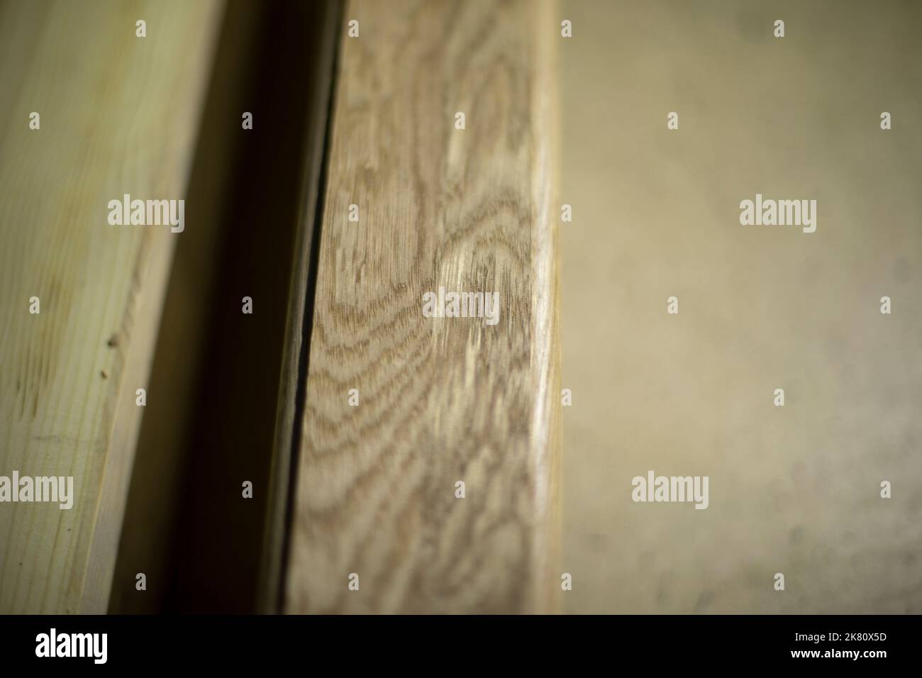 Tavola a bordo. Officina di lavorazione del legno. Dettagli della produzione di mobili. Scheda RAW. Foto Stock