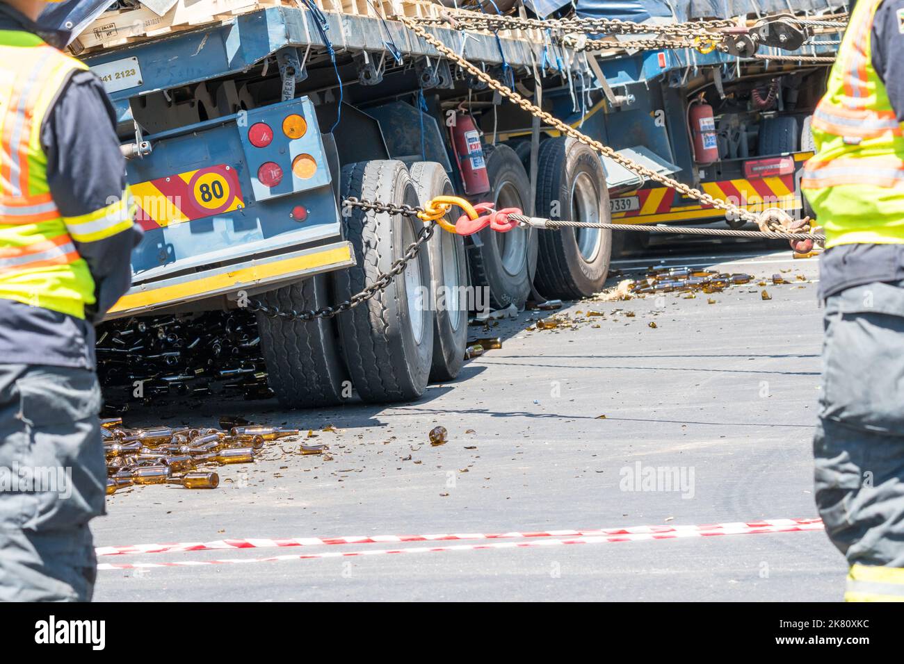 Camion con montone, incidenti stradali e lavoratori di emergenza a pulizia concetto di funzionamento sicurezza stradale Sud Africa Foto Stock