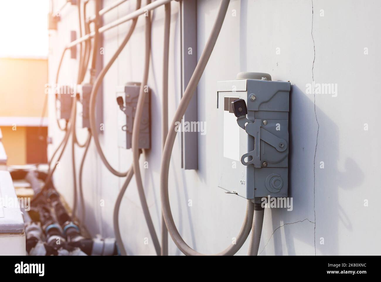 scatola interruttore di sicurezza elettrica su sfondo isolato.controllo commutazione elettrica principale. Foto Stock