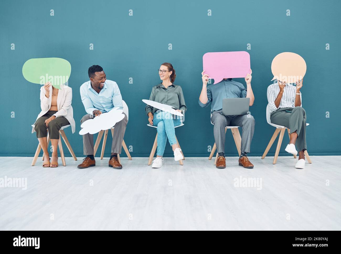 La gente con la bolla di discorso, lo spazio di mockup dei social media e seduta sulle sedie per l'intervista di vendita digitale con hr. Stiamo assumendo la squadra di pubblicità Foto Stock