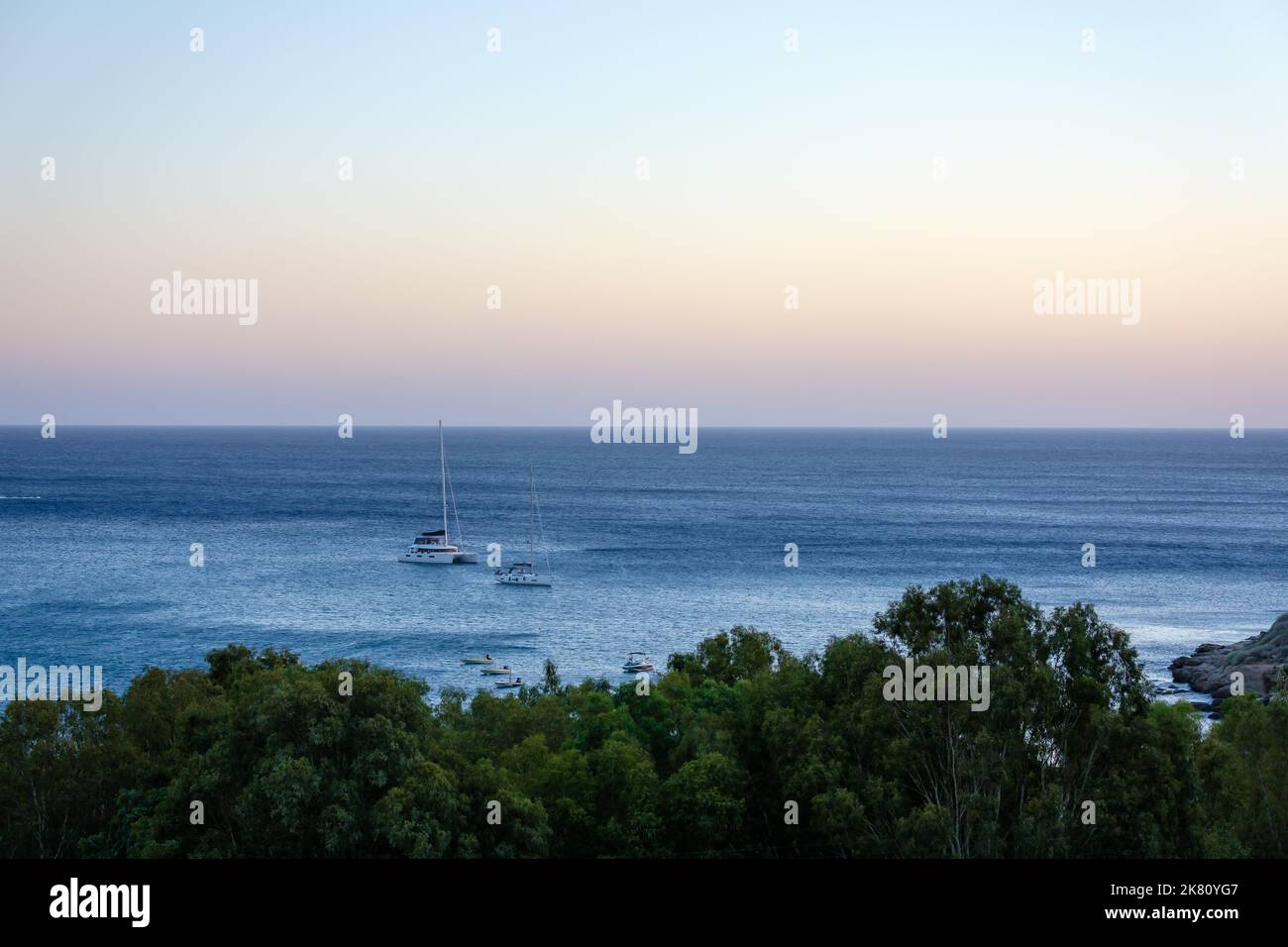 Vista di bellissime barche a vela sulla spiaggia di Mylopotas in Grecia iOS Foto Stock