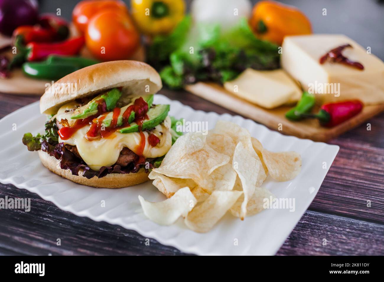 Hamburger messicano con patatine e avocado sul cibo da tavola con ingredienti in Messico Foto Stock