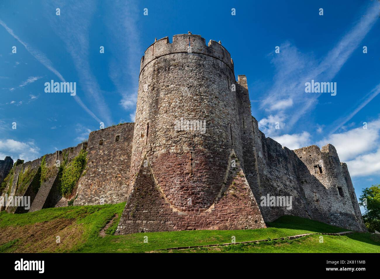 Castello di Chepstow. Situata sopra le scogliere sul fiume Wye, la costruzione iniziò nel 1067 sotto l'istruzione del Signore normanno William FitzOsbern. Foto Stock