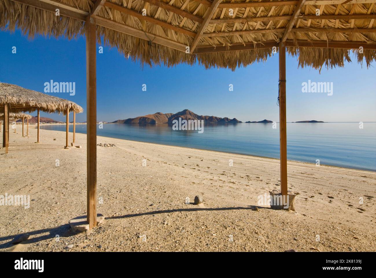 Palapas sul Golfo di California (Mare di Cortez) spiaggia, Bahia San Luis Gonzaga, Campo Rancho Grande, Baja California, Messico Foto Stock