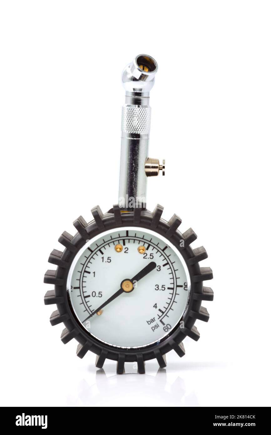 Manometro analogico per la misurazione della pressione degli pneumatici per auto, moto e bicicletta. Foto Stock