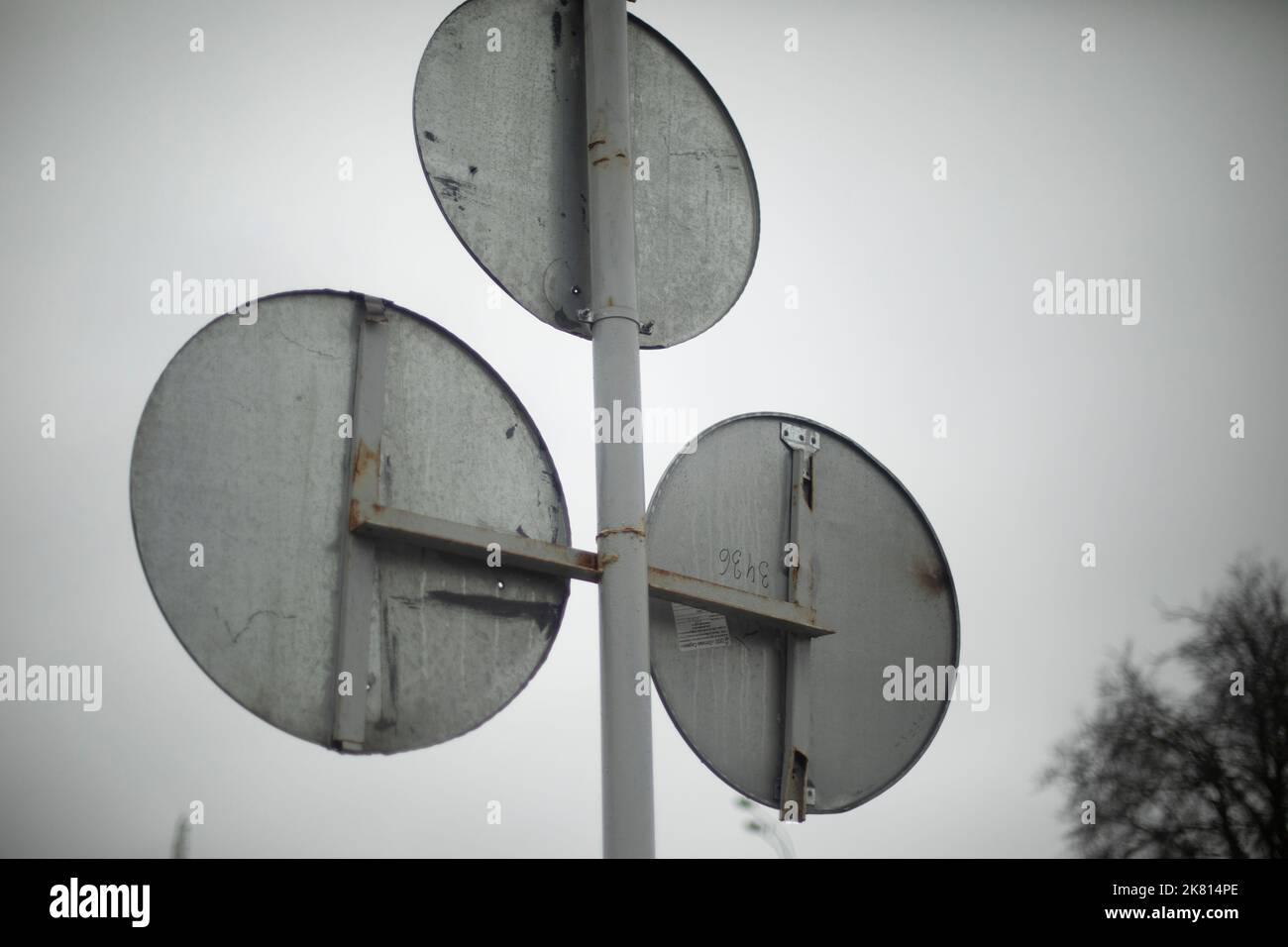 Cartello stradale. Montante con protezioni rotonde. Allarme su strada. Infrastrutture stradali. Foto Stock