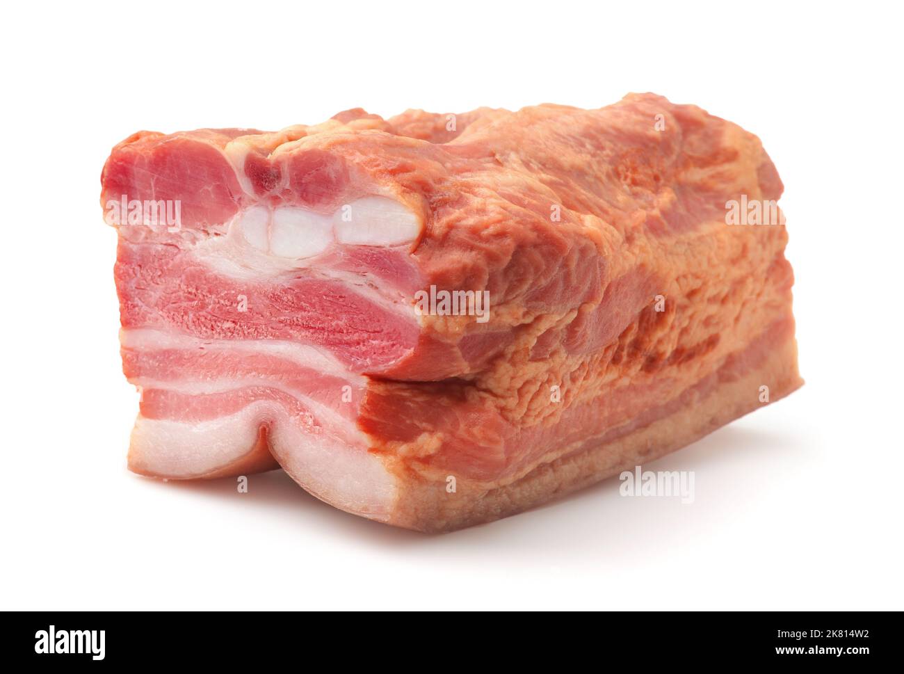 Pezzo di pancia di maiale affumicato freddo isolato su bianco Foto Stock
