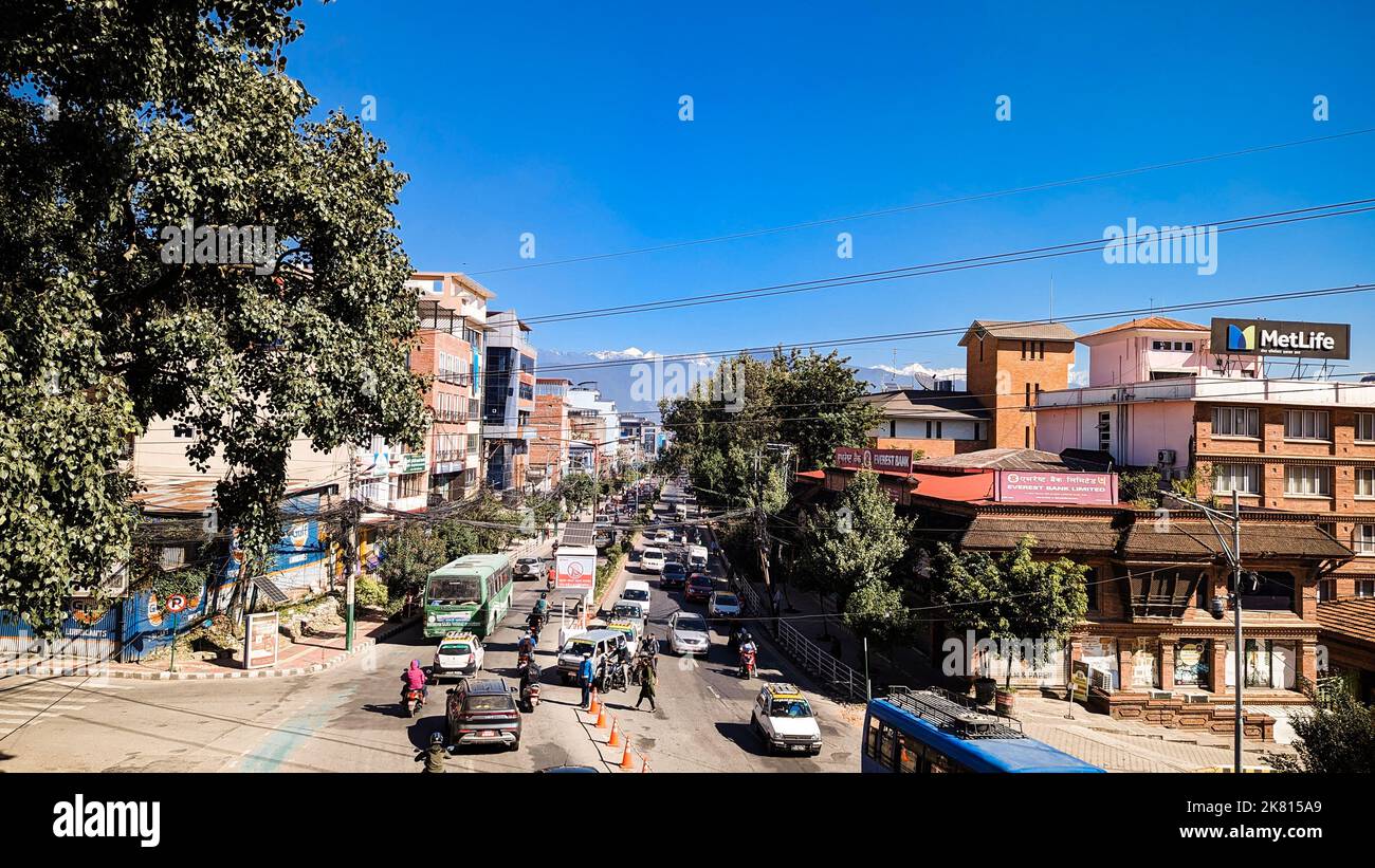 Pulchowk Street a Lalitpur, Nepal, con le montagne dell'Himalaya sullo sfondo Foto Stock