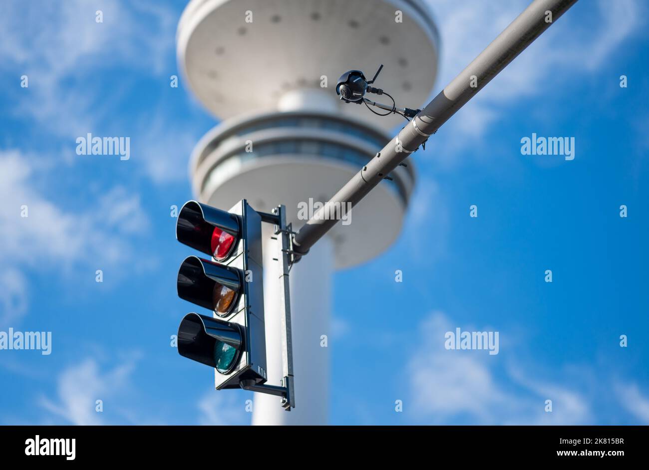 Telecamera montata su un semaforo che controlla le auto a guida autonoma su un percorso di prova ad Amburgo, Germania. Foto Stock