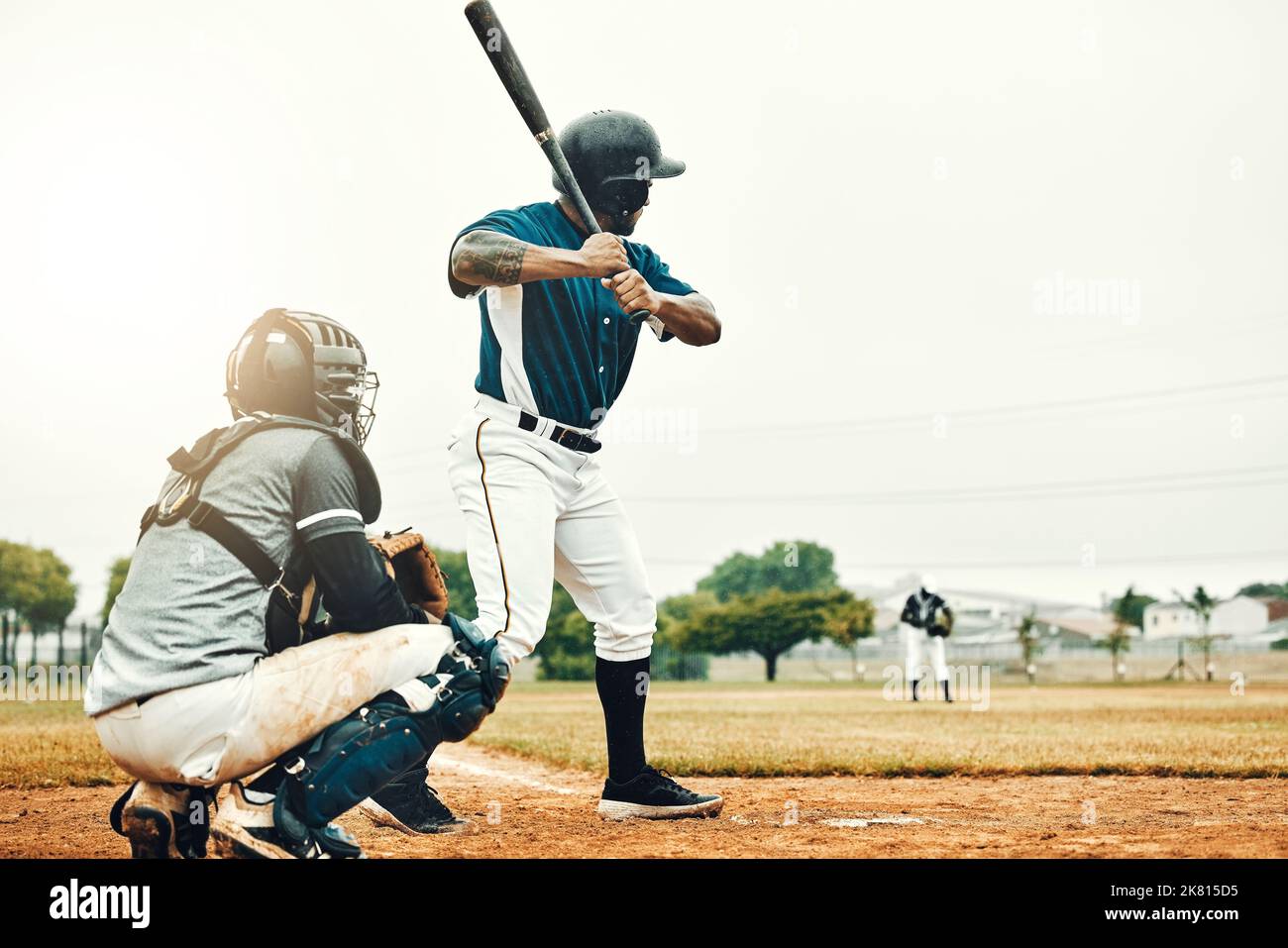 Uomo di baseball, partita di allenamento di squadra e mazza da baseball dei giocatori di baseball per colpire la palla da softball in campo. Atleta professionista USA, focus e motivazione su Foto Stock