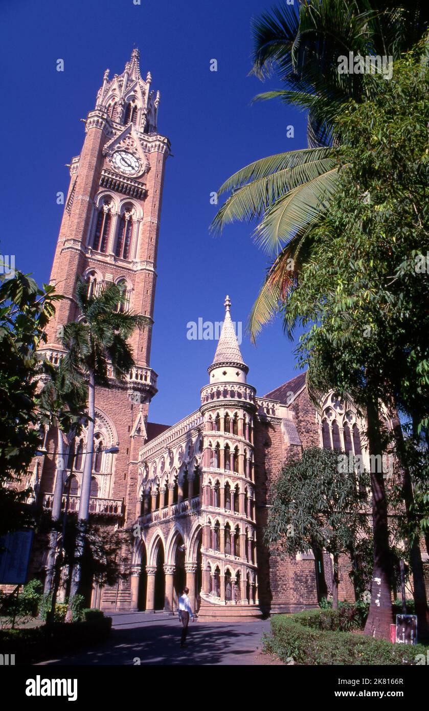 India: La Torre dell'Orologio Rajabai e la biblioteca universitaria, Università di Mumbai, campus di Fort, Mumbai, costruita in stile gotico‚ Bombay. L'Università di Bombay, come era originariamente noto, fu fondata nel 1857. La Torre Rajabai e l'edificio della biblioteca sono stati progettati da Sir George Gilbert Scott e completati nel 1878. Foto Stock