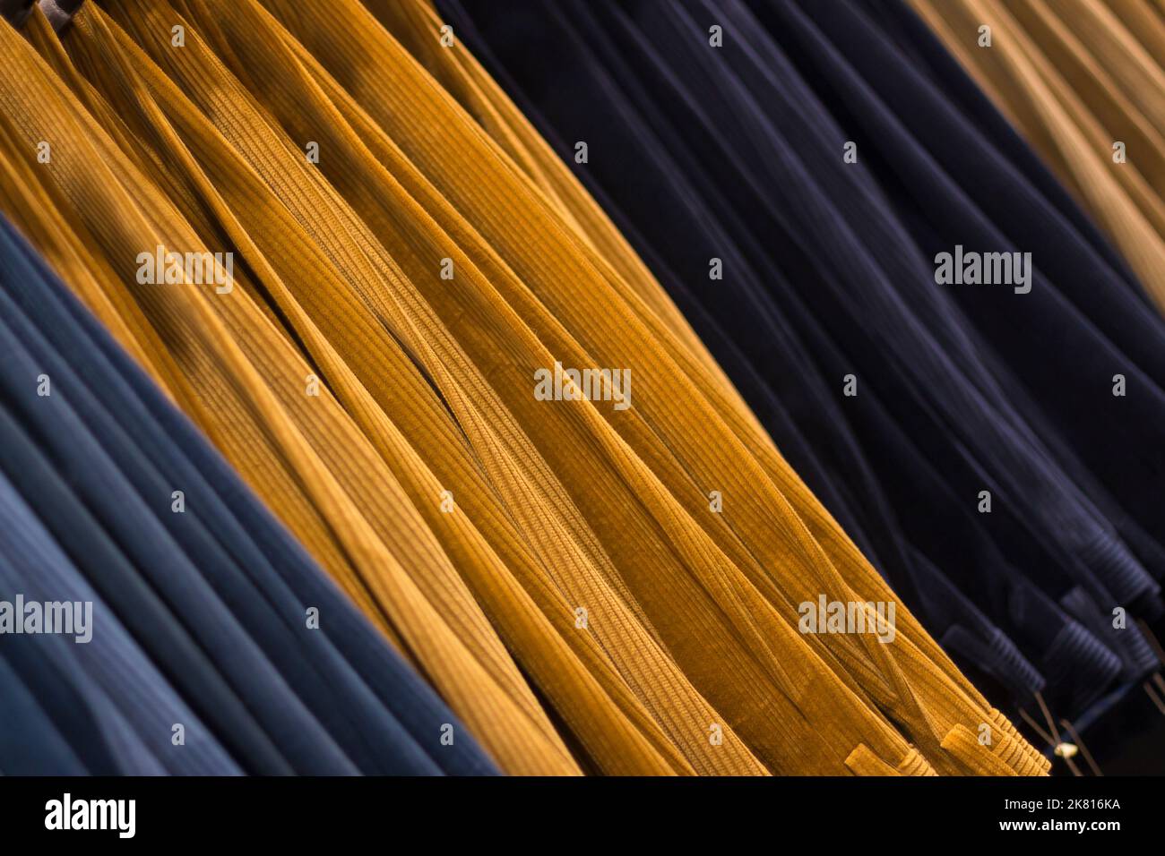 Primo piano sulla selezione di sfondo motivo tessile per pantaloni uomo, non sono visibili persone. Foto Stock