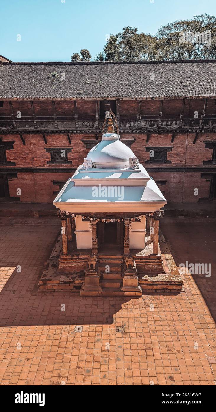 Piccolo santuario nel cortile del Museo Patan di Lalitpur, Nepal Foto Stock