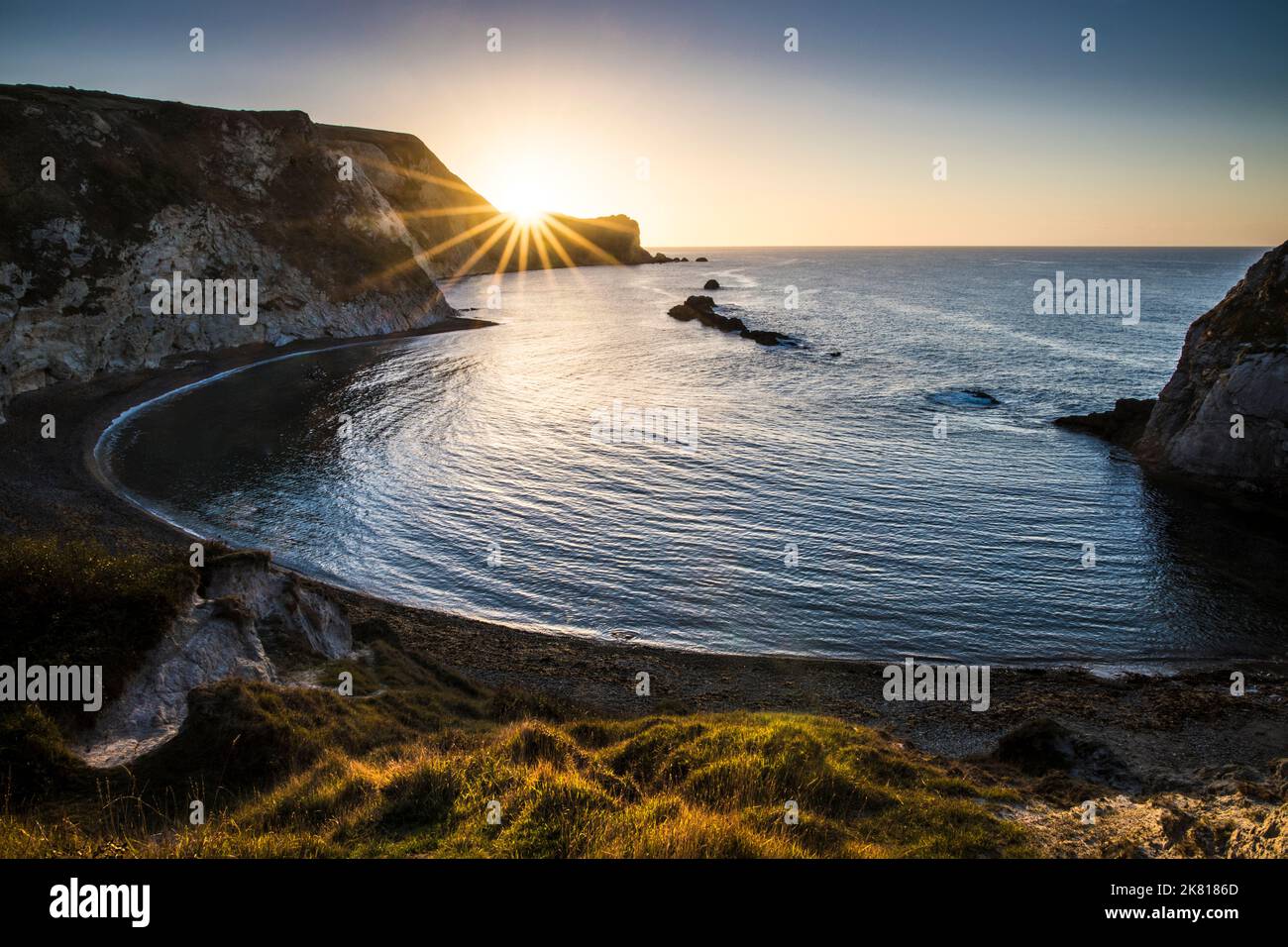 Alba su Man o'War Beach e St.Oswald's Bay guardando verso est verso Dungy Head in Dorset. Foto Stock