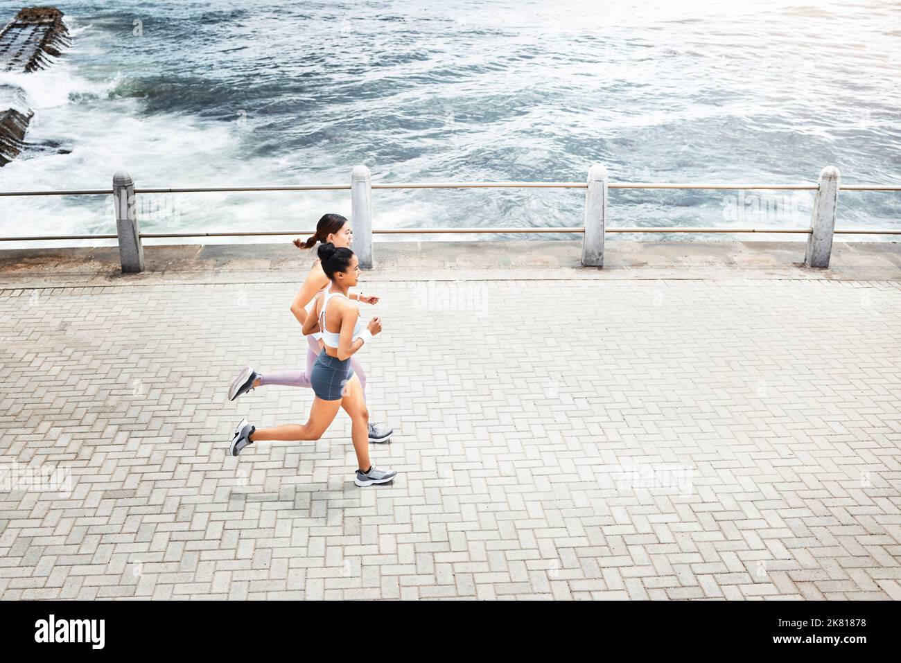 Fitness amici, donna e running per l'esercizio fisico sopra in allenamento, allenamento e cardio in Sud Africa. Le donne attive negli sport corrono insieme dal Foto Stock