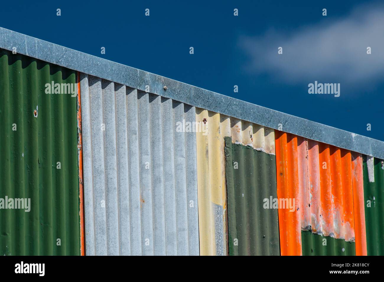 Corrugato multicolore che si protesta contro un cielo blu Foto Stock
