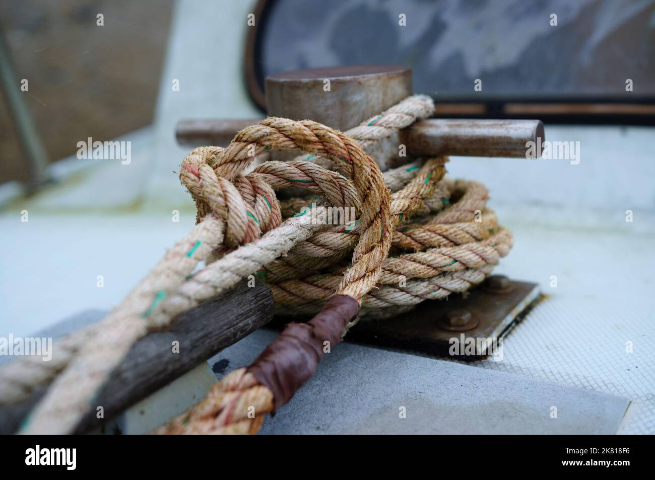 Una vecchia corda annodata con una barca a vela Foto Stock