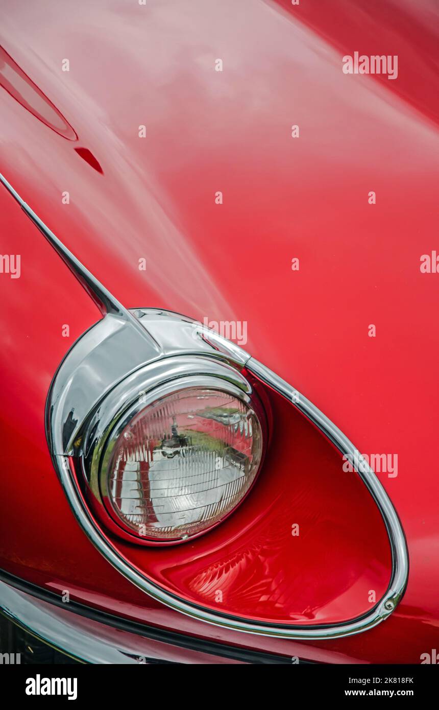 Dettaglio dei fari di una Jaguar e-Type rossa Foto Stock