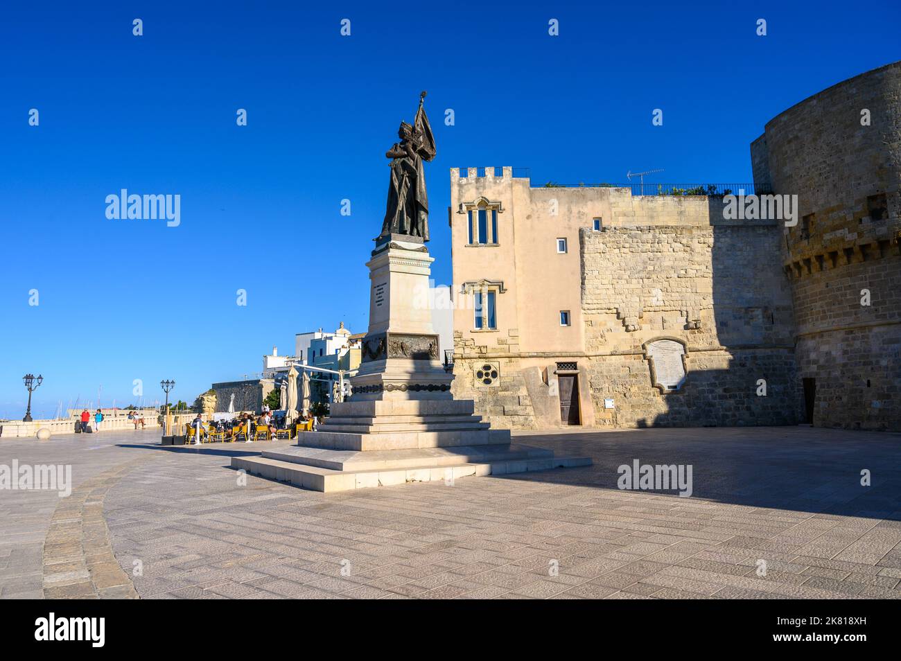 Monumento agli eroi e ai martiri di Otranto sulla piazza della passeggiata degli Eroi accanto alla torre Alfonsina di Otranto, Puglia. Foto Stock