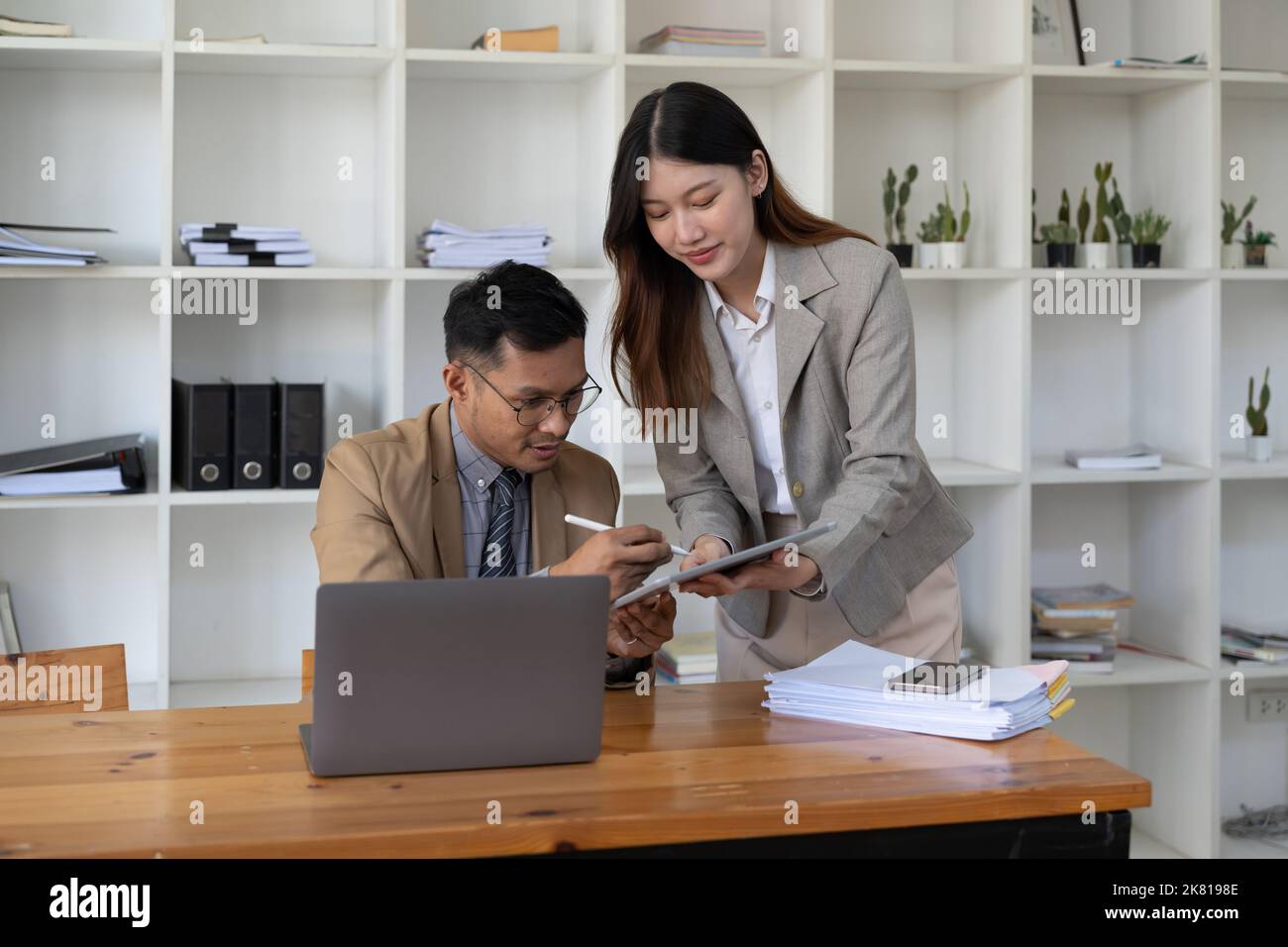 Incontro di consulente di affari asiatico per analizzare e discutere la situazione sul rapporto finanziario nella sala riunioni.Consulente di investimento, finanziario Foto Stock