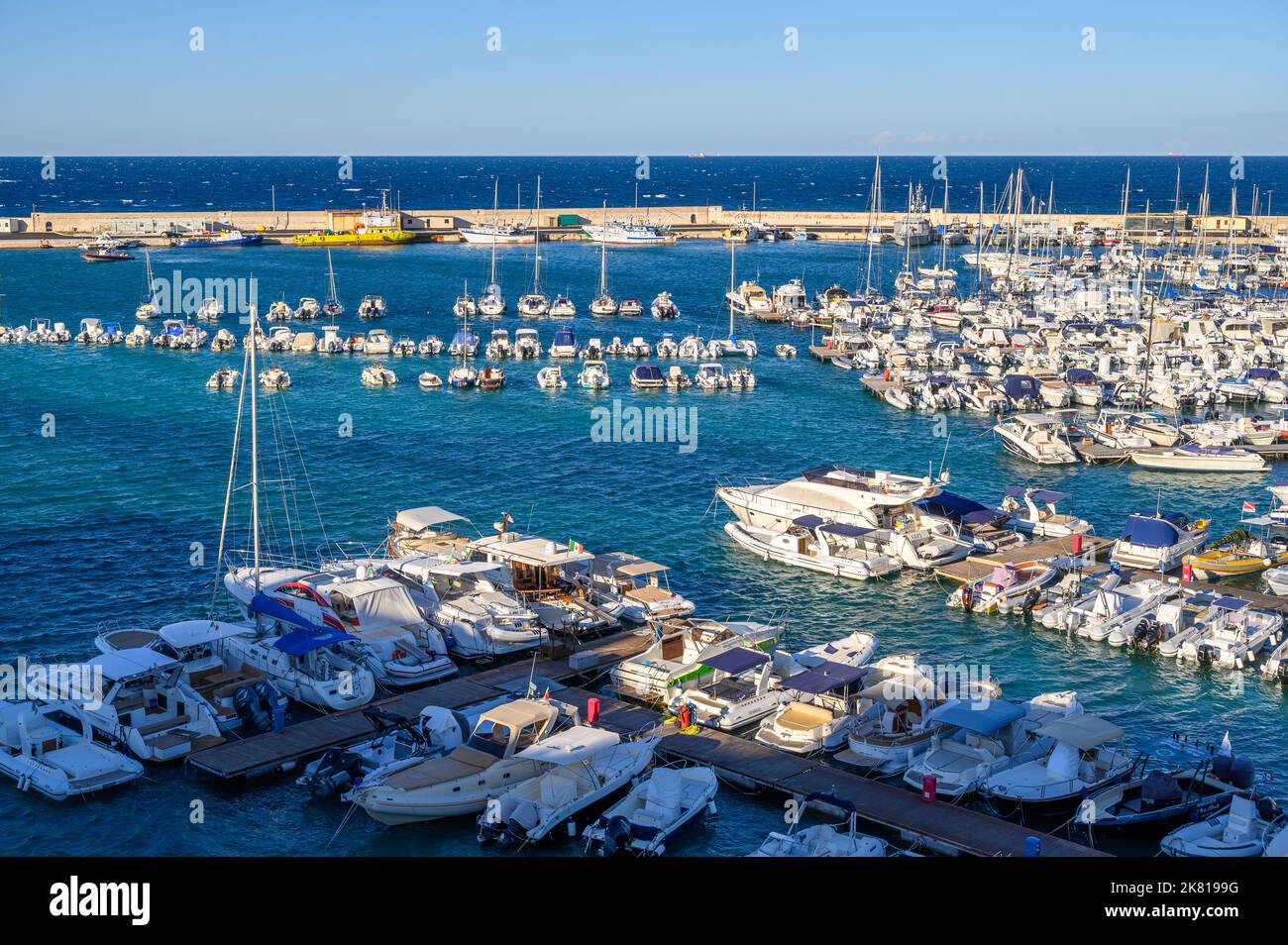 Un gran numero di imbarcazioni per lo più da diporto ormeggiate all'interno del porto di Otranto, Puglia, Italia. Foto Stock