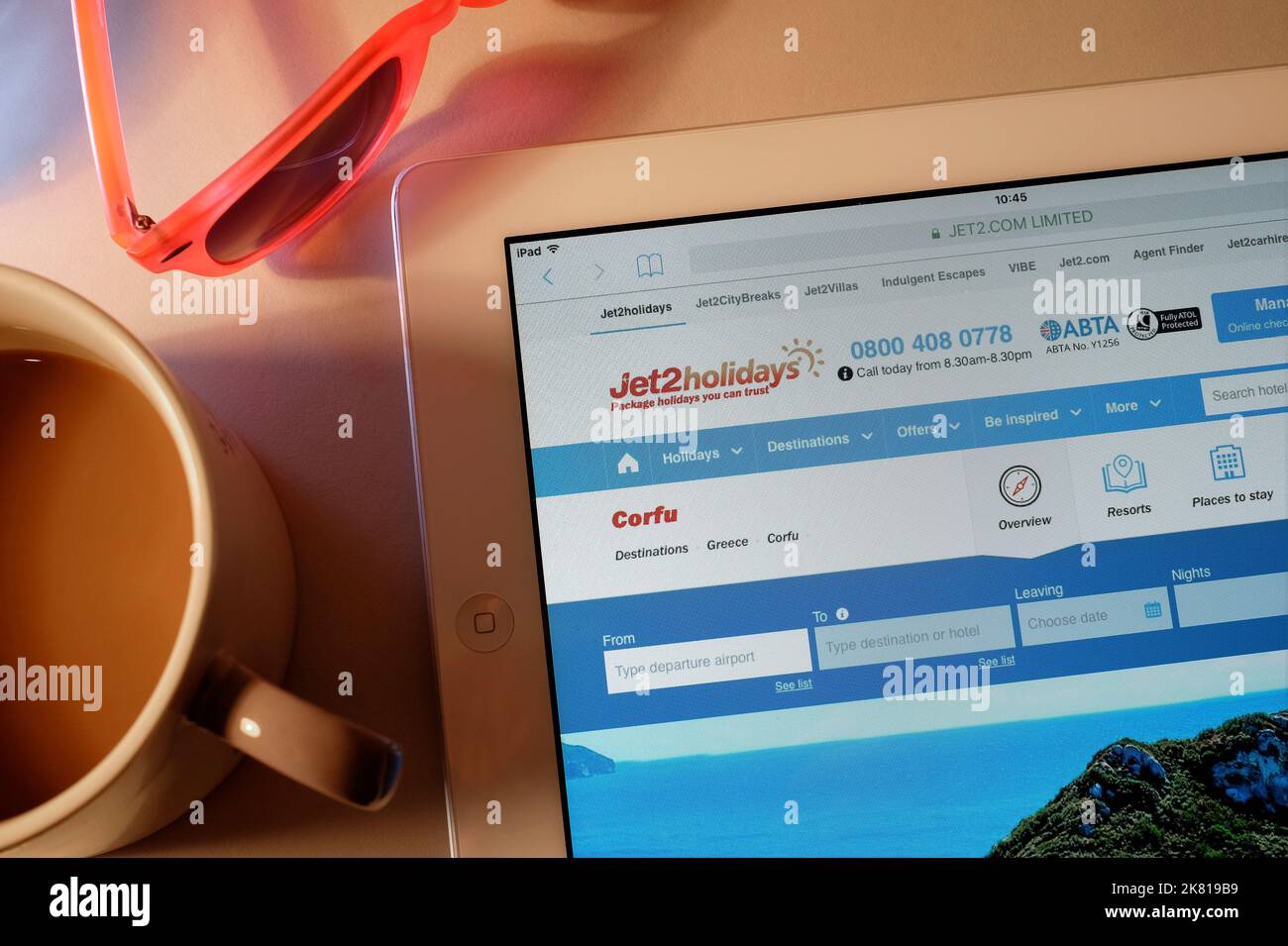 pagina iniziale del sito web delle festività jet2 sullo schermo del tablet Foto Stock