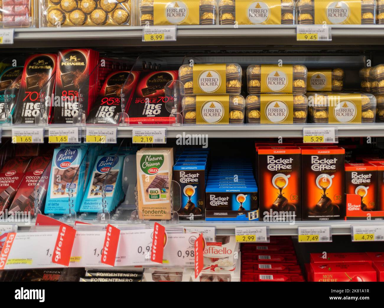 Fossano, Italia - 14 ottobre 2022: Confezioni di Ferrero Rocher, caffè tascabile e barrette di cioccolato Perugina sullo scaffale del supermercato italiano Foto Stock