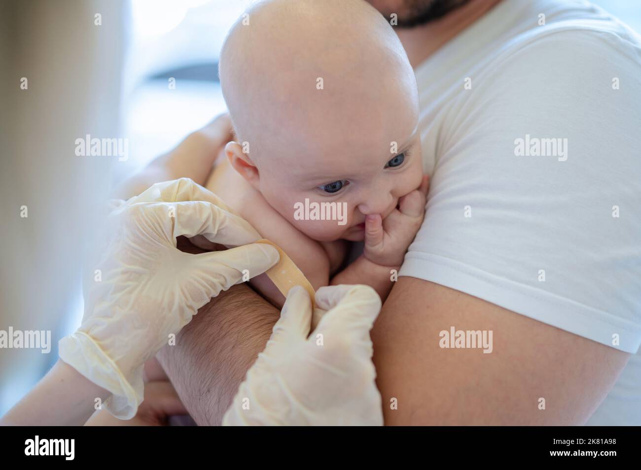 Medico pediatrico che esegue una procedura medica sul paziente neonato Foto Stock