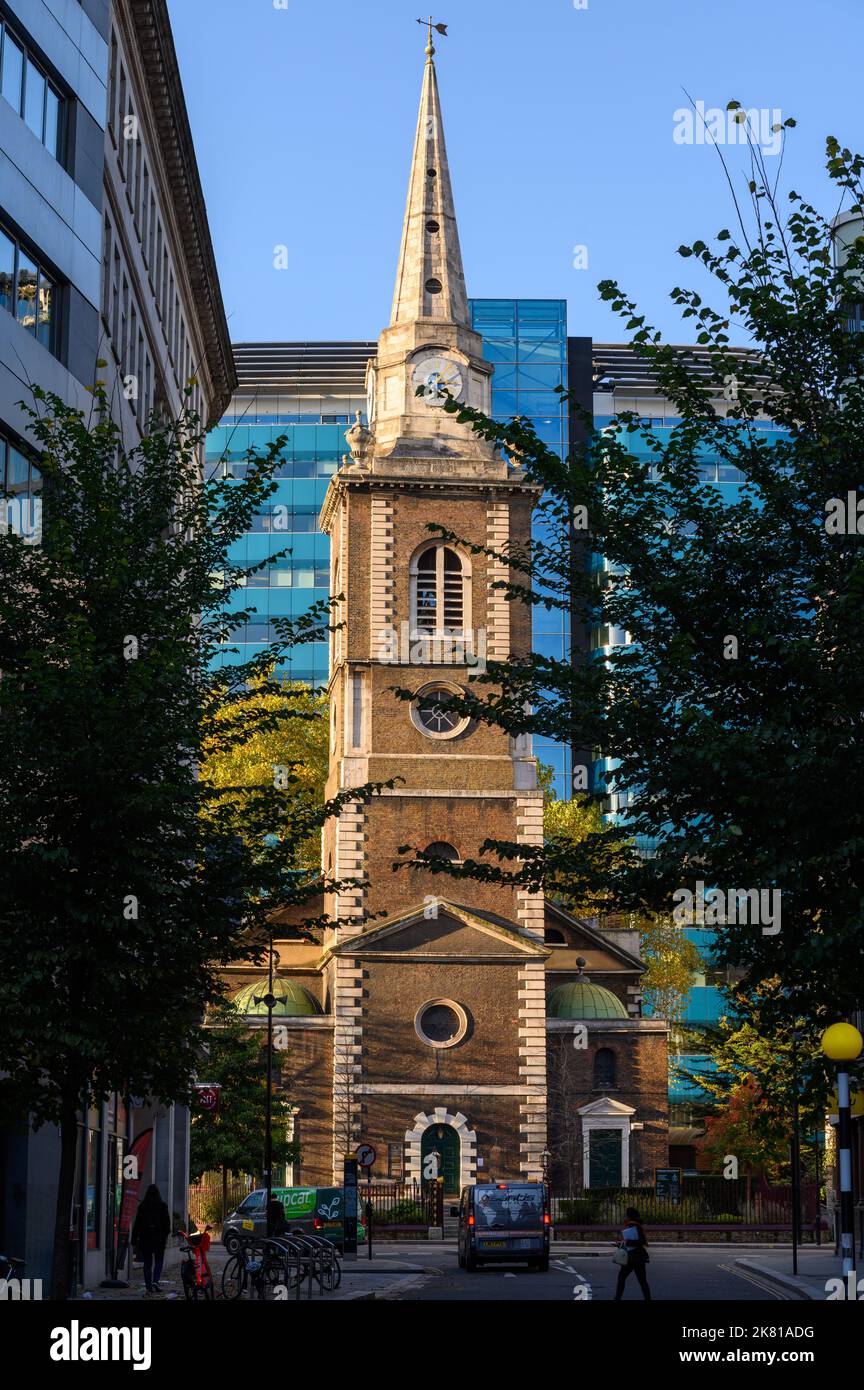LONDRA - 2 novembre 2020: St Botolph senza Aldgate e la chiesa delle Minorie della Santissima Trinità con moderni edifici di uffici in vetro sullo sfondo Foto Stock