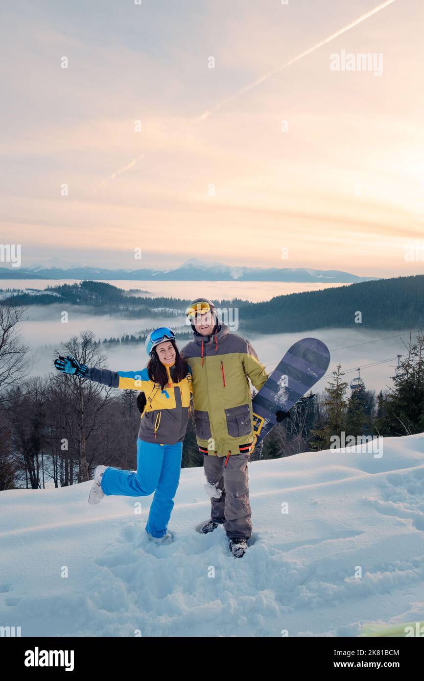 coppia snowboarder e skier ritratto Foto Stock