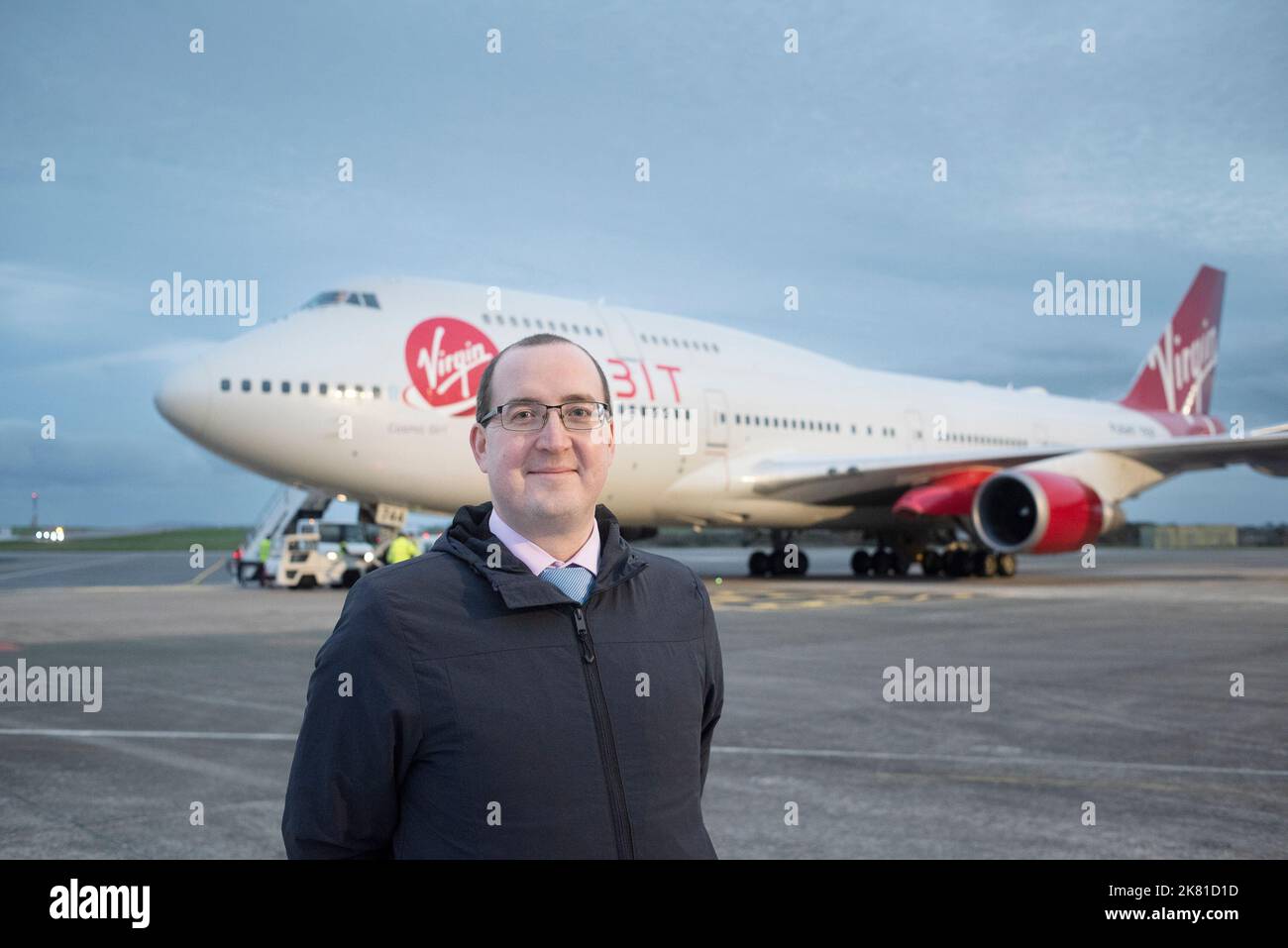 Un molto soddisfatto Matt Archer, Commercial Space Director presso l'Agenzia spaziale del Regno Unito in piedi di fronte a Virgin Orbit, Cosmic Girl un razzo convertito 747-400 Foto Stock