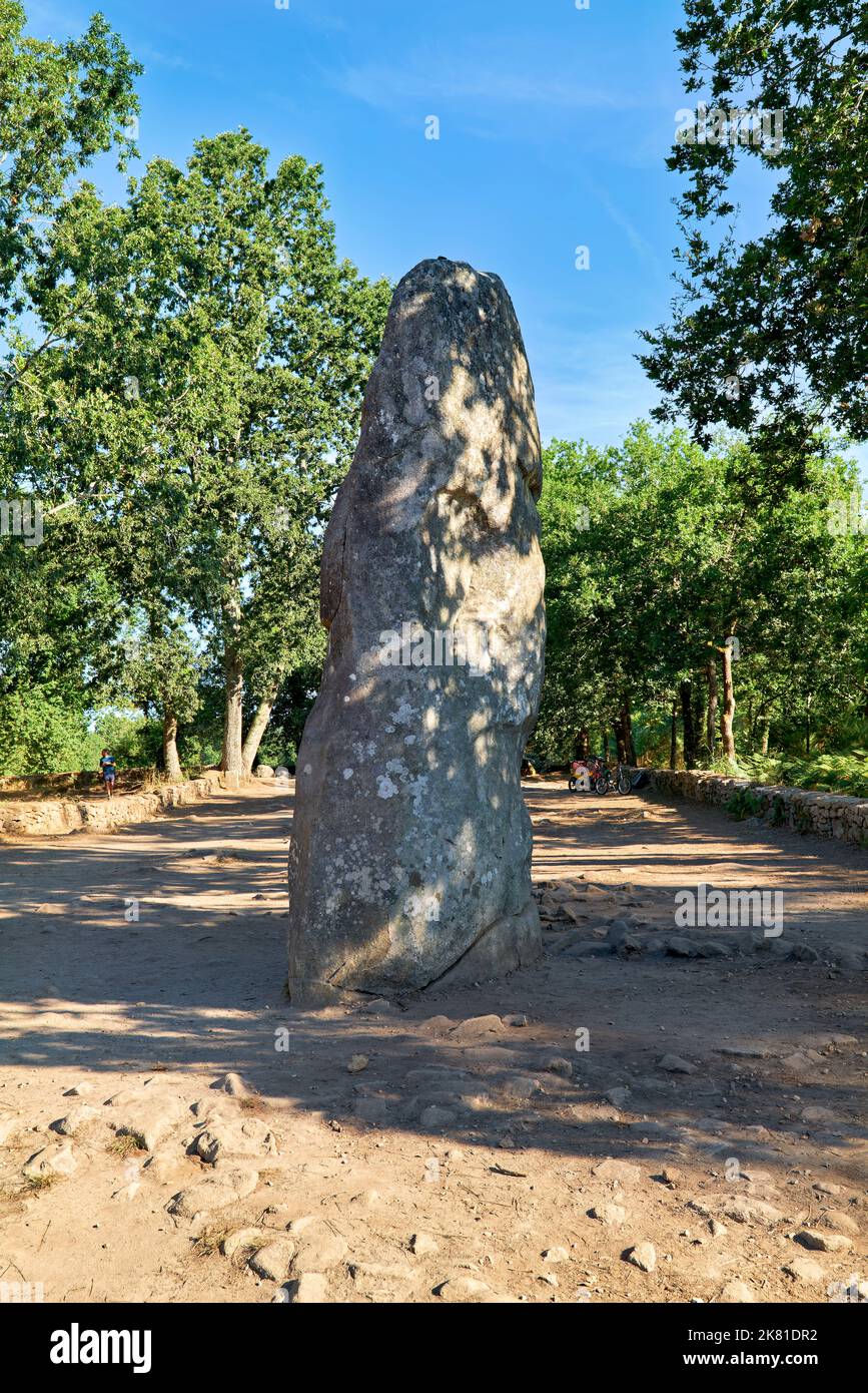 Carnac Bretagna Francia. GEANT du Manio. Il menhir neolitico in piedi pietre Foto Stock