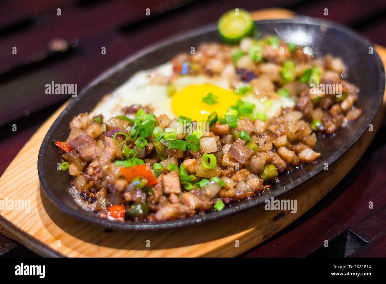 Un fumante piatto di sisig filippino a Cebu City, Filippine Foto Stock