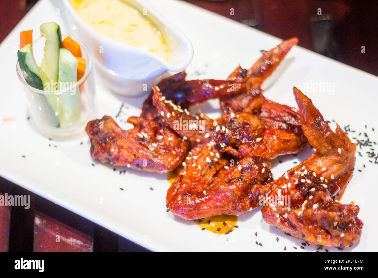 Un piatto di ali di pollo fritte in stile coreano in un ristorante locale a Cebu City, Filippine Foto Stock