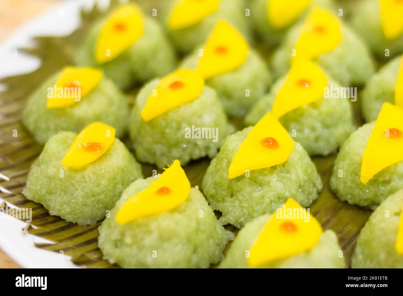 Torte di riso filippino a misura di boccone chiamate biko in un buffet di dessert a Cebu City, Filippine Foto Stock