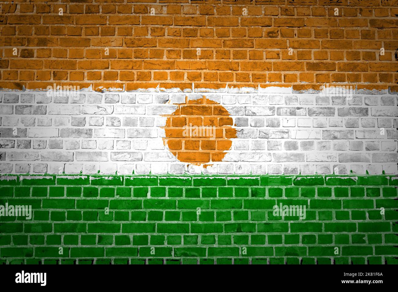 Un'immagine del Niger bandiera dipinta su un muro di mattoni in una collocazione urbana Foto Stock
