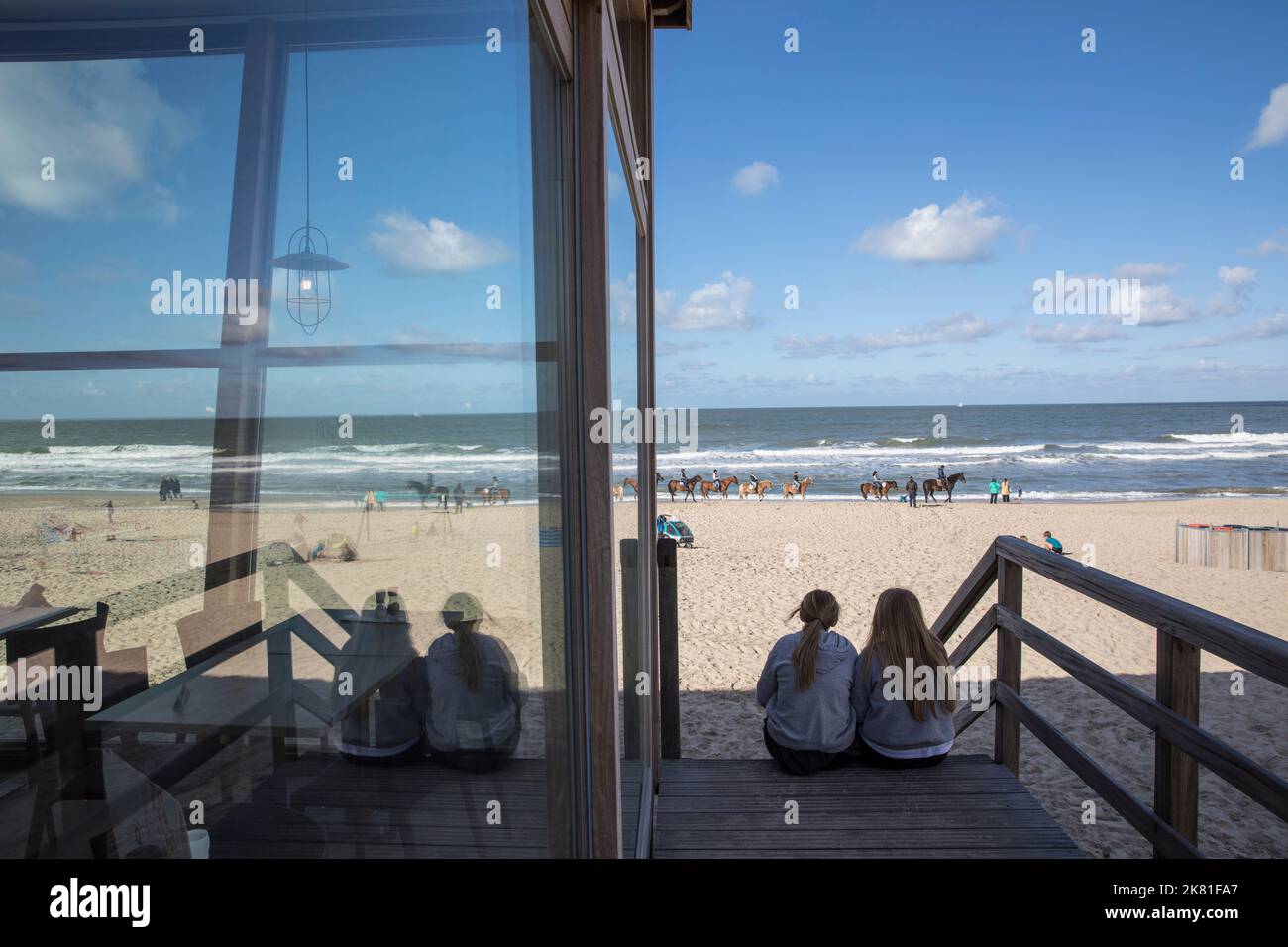Riflessione in una finestra del padiglione della spiaggia Lage Duintjes vicino Oostkapelle sulla penisola Walcheren, Zeeland, Paesi Bassi. Spiegelung am Strandpavi Foto Stock