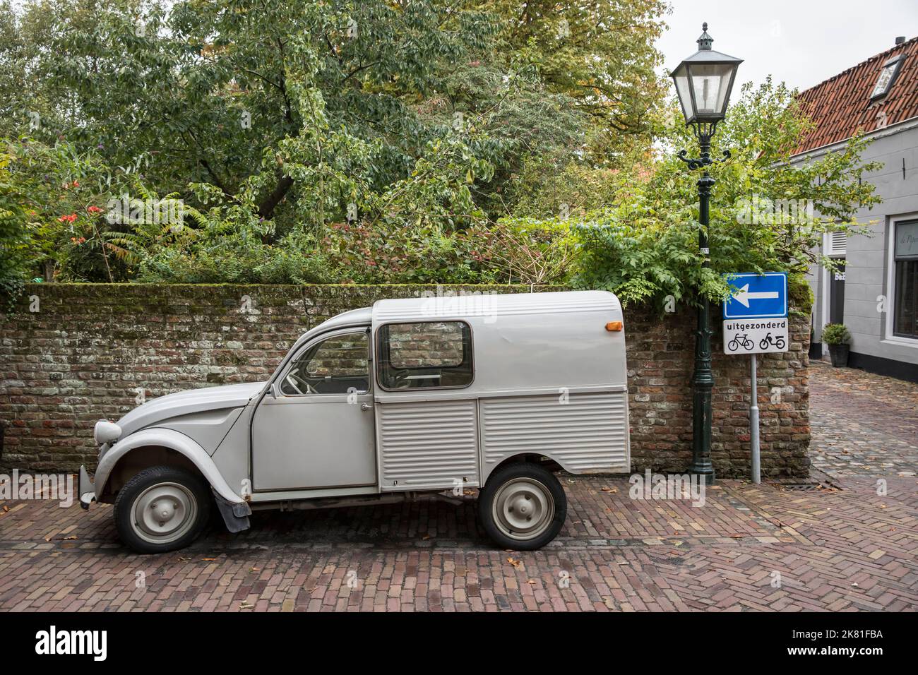 Citroen 2CV Fourgonette nel villaggio Veere sulla penisola di Walcheren, Zeeland, Paesi Bassi. Citroen 2CV Fourgonette, Kastenennte im Ort Veere auf Foto Stock