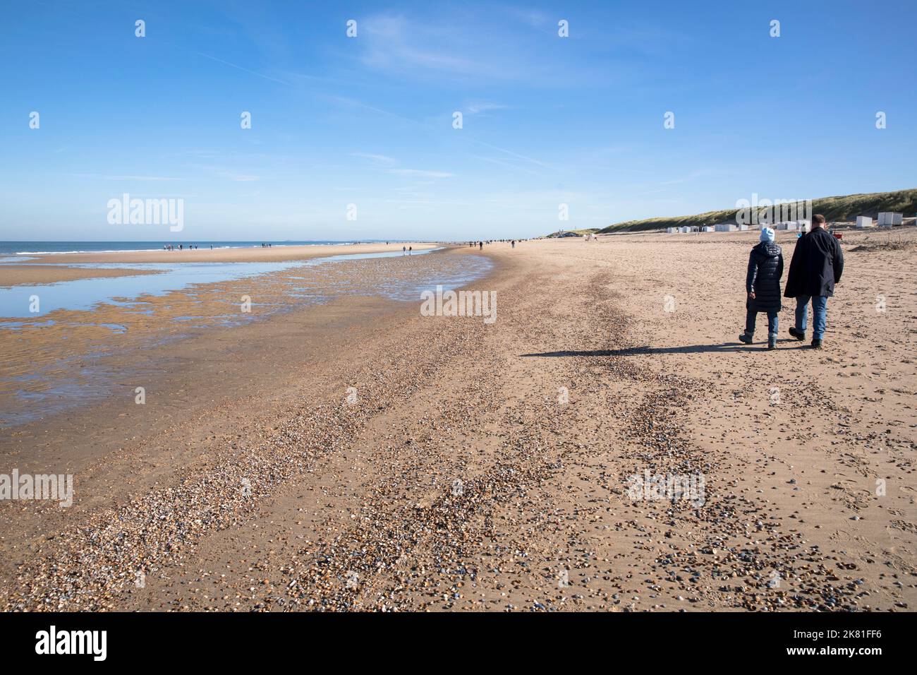 Un canale di marea presso la spiaggia di Oostkapelle sulla penisola di Walcheren, Zeeland, Paesi Bassi. ein Priel am Strand von Oostkapelle auf Walcheren, Zeela Foto Stock