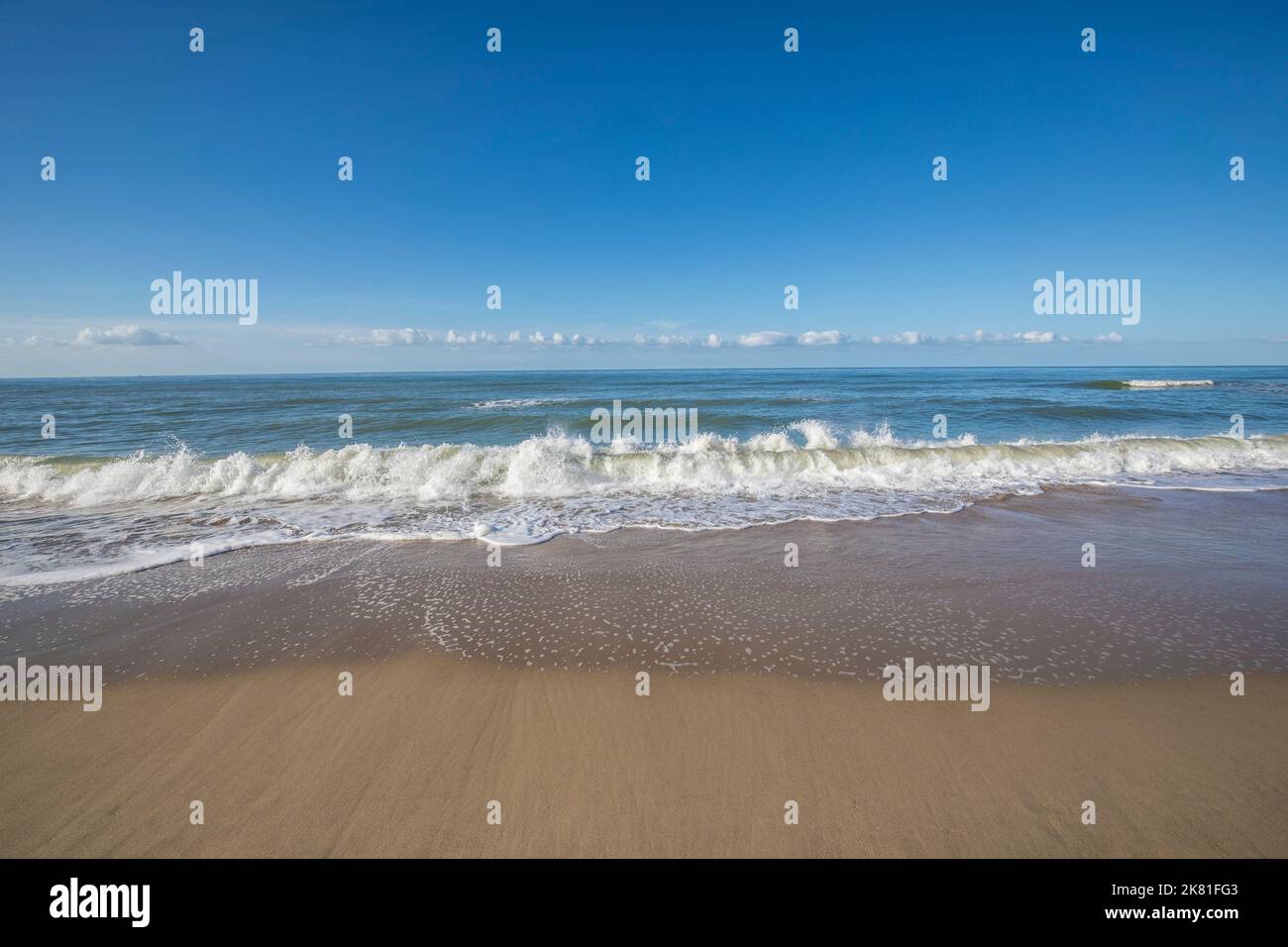 Surf sulla spiaggia di Oostkapelle sulla penisola Walcheren, Zeeland, Paesi Bassi. Brandung am Strand von Oostkapelle auf Walcheren, Zeeland, Niederla Foto Stock