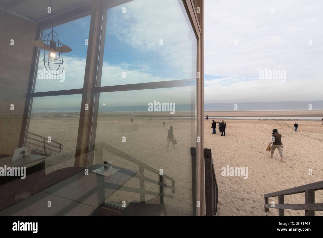 Riflessione in una finestra del padiglione della spiaggia Lage Duintjes vicino Oostkapelle sulla penisola Walcheren, Zeeland, Paesi Bassi. Spiegelung am Strandpavi Foto Stock