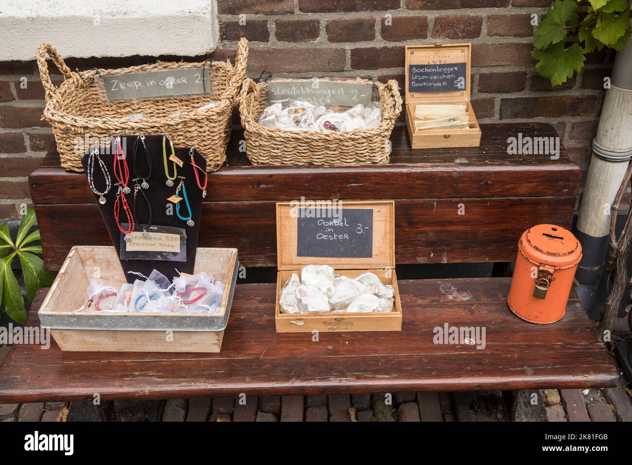 Il villaggio Veere sulla penisola Walcheren, gioielli fatti in casa è offerto per la vendita di fronte a una casa, Zeeland, Paesi Bassi. Der Ort Veere auf Walche Foto Stock