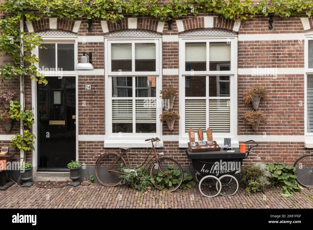 Il villaggio Veere sulla penisola Walcheren, gioielli fatti in casa è offerto per la vendita di fronte a una casa, Zeeland, Paesi Bassi. Der Ort Veere auf Walche Foto Stock