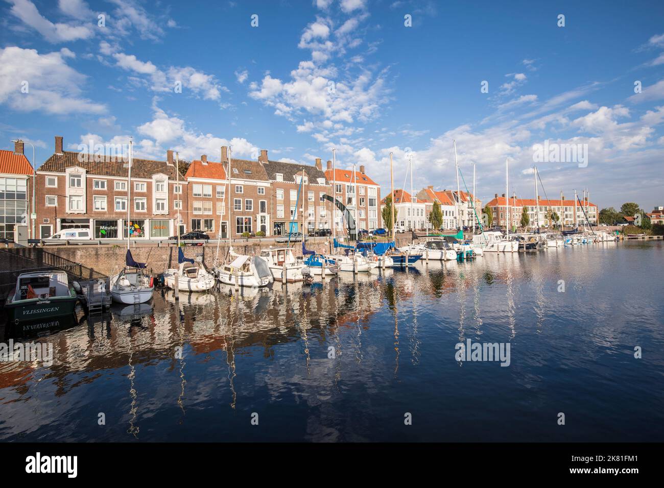 Middelburg sulla penisola Walcheren, case in via damsekaai, barche, porto turistico, Zeeland, Paesi Bassi. Middelburg auf Walcheren, Haeuser Foto Stock