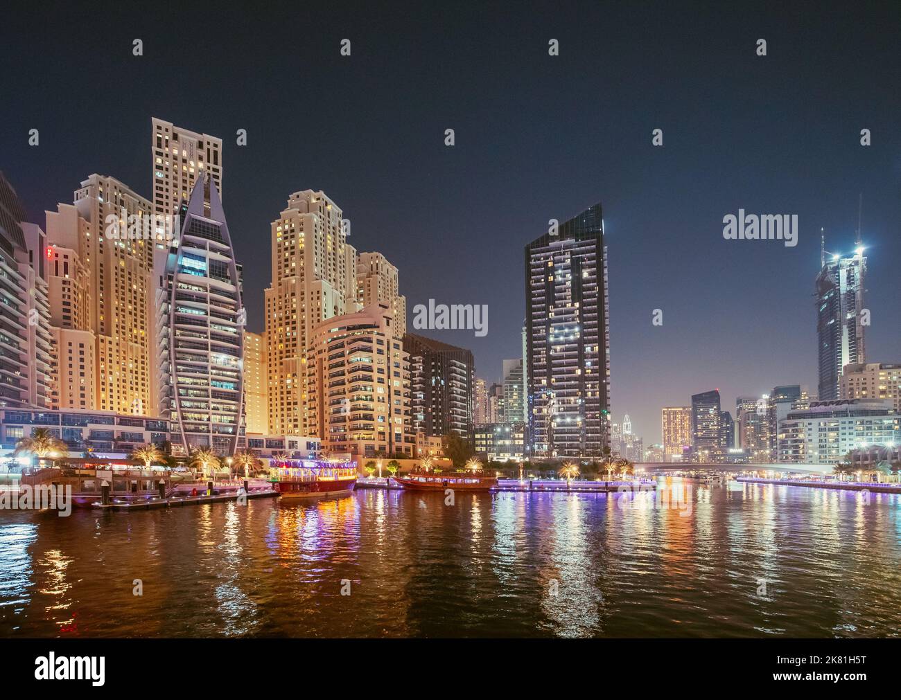 Porto di Dubai Marina, Emirati Arabi Uniti - 19 maggio 2021: Vista notturna di alti edifici del quartiere residenziale in Dubai Marina e Tourist Foto Stock