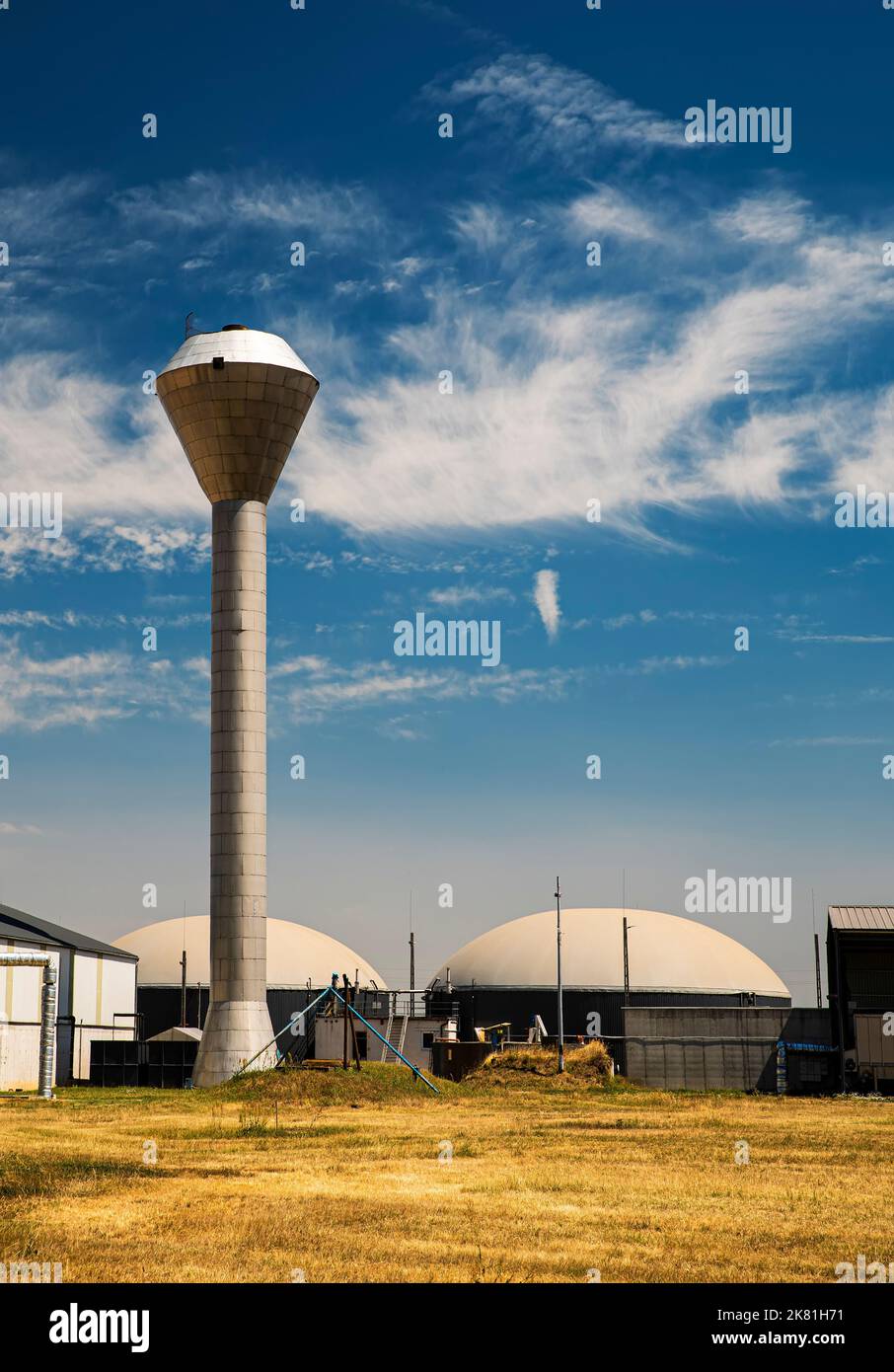 Impianto di biogas simbolo di energia alternativa con torre d'acqua Foto Stock