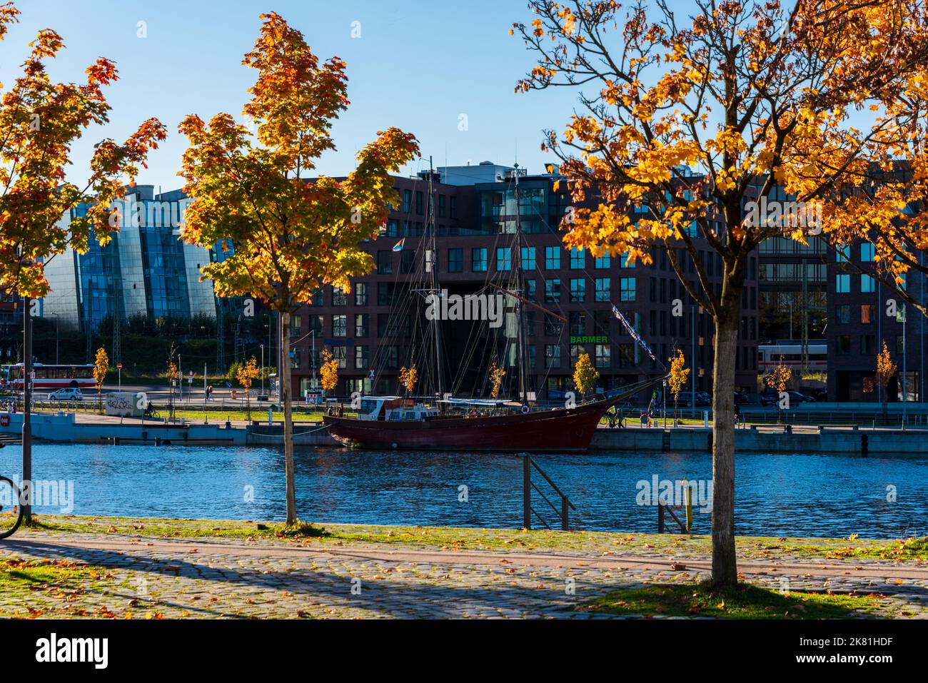 Kaieler Hafen bei herrlichem, Sonnenschein mit Blick auf die Neubauten mit Wohn- und Bürogebäuden am Ostufer der Kieler Förde Bäume mit herbstlichem la Foto Stock