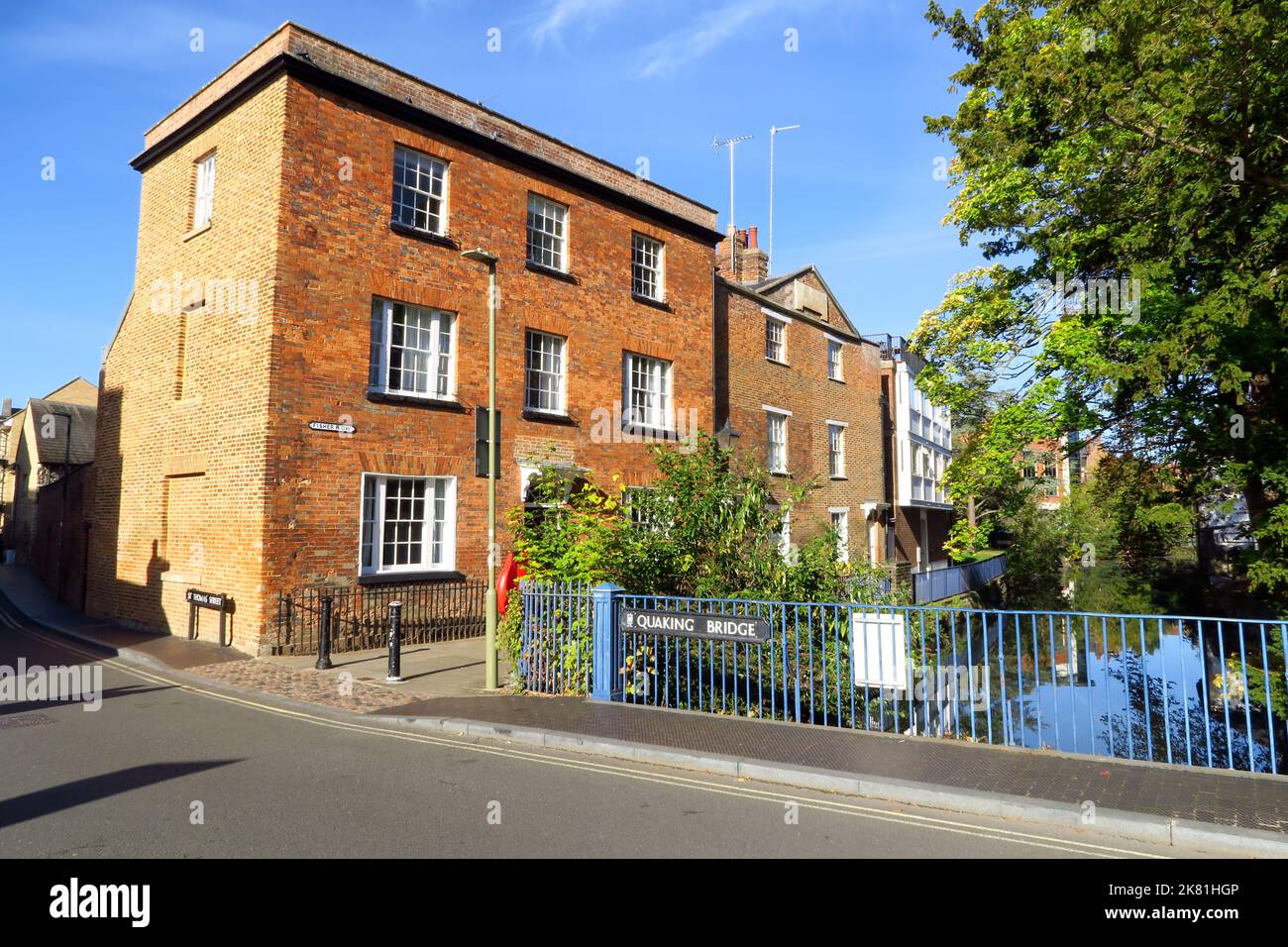 Edificio a tre piani sul Fisherrow, Oxford sorge vicino al Castle Mill Stream all'ombra dell'ex Castello di Oxford Foto Stock