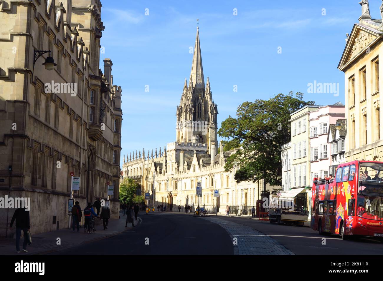 Una vista di High Street, Oxford con la Chiesa Universitaria di St Mary in lontananza Foto Stock
