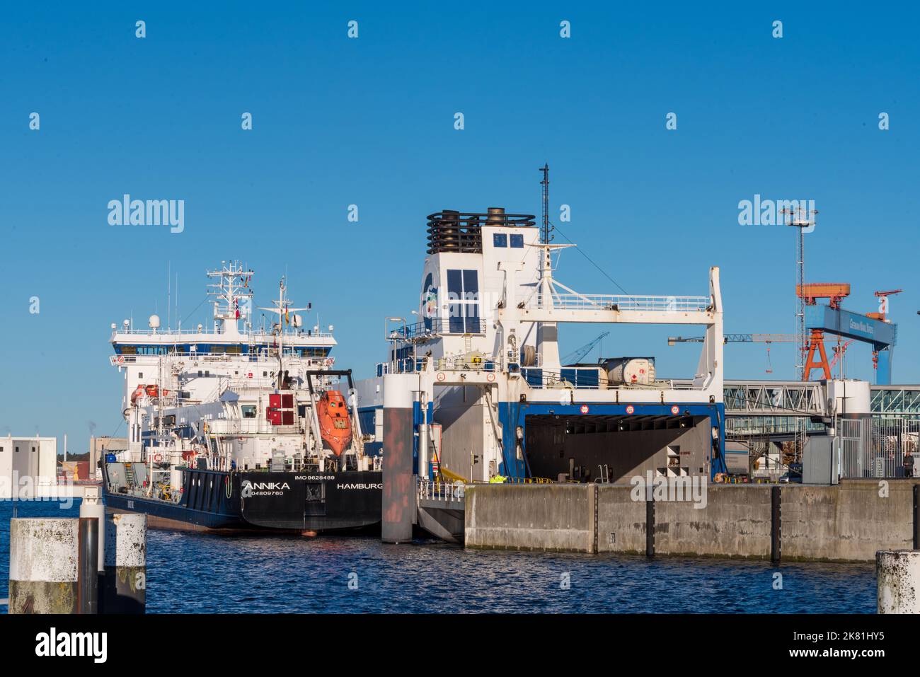 Kieler Hafen, Am Norwegenkai wird ein RORO Fracter beladen Foto Stock